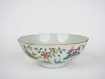 Chine, XIXe siècle, 
Coupe floriforme en porcelaine sur piédouche et...