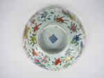 Chine, XIXe siècle, 
Coupe floriforme en porcelaine sur piédouche et...