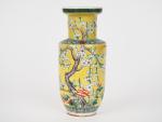 Chine, XXème siècle,
Vase balustre en porcelaine émaillée jaune, à décor...
