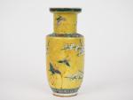 Chine, XXème siècle,
Vase balustre en porcelaine émaillée jaune, à décor...