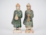 Chine, Epoque Ming, 
Deux statuettes en terre cuite avec traces...