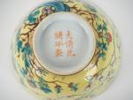 Chine, marque et époque Guangxu (1871-1908)
Coupe en porcelaine émaillée jaune,...