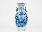 Chine, fin XIXe siècle, 
Vase balustre en porcelaine bleu blanc,...