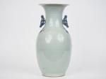Chine, fin XIXe siècle, 
Vase balustre en porcelaine bleu blanc,...