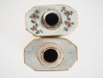 Chine, époque Kangxi (1661-1722)
2 flacons à thé, en porcelaine et...