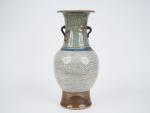 Vase balustre à col ourlé pavillonné, en porcelaine à décor...