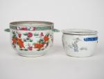 Chine XIXe siècle,
Lot comprenant deux porcelaines et émaux polychromes, dont...