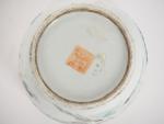 Chine XIXe siècle,
Lot comprenant deux porcelaines et émaux polychromes, dont...