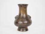 Chine, époque Qing, 
Petit vase balustre en bronze de patine...