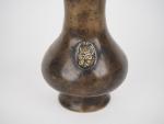 Chine, époque Qing, 
Petit vase balustre en bronze de patine...