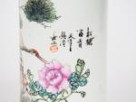 Chine, vers 1920
Bitong en porcelaine et émaux polychromes à décor...