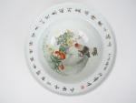 Chine vers 1950
Bassin en porcelaine et émaux polychromes à décor...