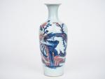 Chine XIXe siècle, 
Vase balustre à col évasé, en porcelaine...