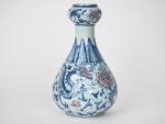Chine, XXe siècle, 
Vase bulbe, en porcelaine bleu blanc et...