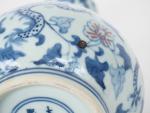 Chine, XXe siècle, 
Vase bulbe, en porcelaine bleu blanc et...