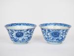 Chine XIXe siècle,
Deux coupes sur petit talon, en porcelaine blanche...