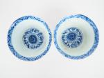 Chine XIXe siècle,
Deux coupes sur petit talon, en porcelaine blanche...