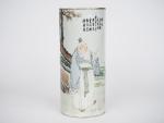 Chine, fin XIXe siècle,
Vase rouleau en porcelaine et émaux polychromes...