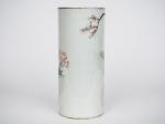 Chine, fin XIXe siècle,
Vase rouleau en porcelaine et émaux polychromes...