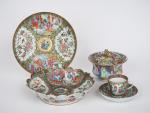 Canton, fin XIXe siècle, 
Lot comprenant cinq porcelaines en émaux...