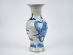 Vase Yenyen en porcelaine à décor en bleu sur fond...