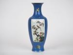 Chine vers 1920, Marque apochryphe Quianglong
Vase balustre à panse décorée...