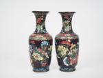 Chine vers 1920.
Paire de vases de formes balustre en émaux...