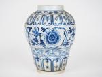 Chine XXème
Vase en porcelaine bleu blanc à décor de fleurs...