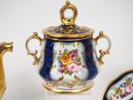 Service à thé Napoléon III en porcelaine de Valentine à...
