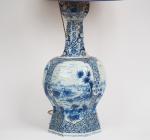 Vase balustre XIXème en faience de Delft décor en camaïeu...