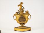Pendule de cheminée Empire en bronze ciselé et doré "l'amour...