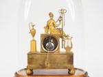 Pendule Directoire en bronze doré à décor de jeune jardinière,...