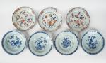 Sept différentes assiettes en porcelaine de Chine.
(un fel et égrenures)
