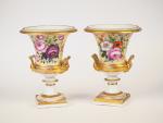Paire de vases Médicis Napoléon III en porcelaine de Paris,...