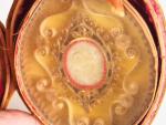 Reliquaire dans sa boite ovale 1900
Boite de style Louis XVI...