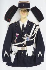 Lot de deux uniformes francais dont une tenue de gendarme...