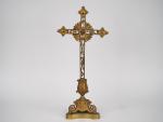 Crucifix reliquaire XIXème en bronze à décor des instruments de...