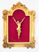 Crucifix en bois doré dans un beau cadre de style...