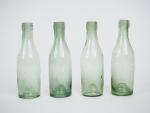 4 petites bouteilles ou mignonettes en verre soufflé.
H. 11 cm