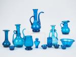 12 pièces en verre soufflé bleu. : porrons, vases, coupelles.