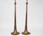 Deux grandes et longues trompettes en cuivre.
(soudures)
H. 164 cm et...