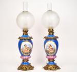 Paire de lampes à pétrole Napoléon III en porcelaine polychrome...