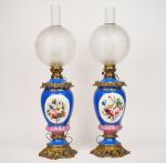 Paire de lampes à pétrole Napoléon III en porcelaine polychrome...