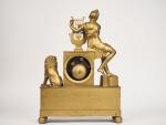 Pendule Restauration en bronze repatiné et doré, à décor d'Apollon...