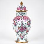 Potiche couverte en porcelaine de Limoges, décor polychrome d'après les...