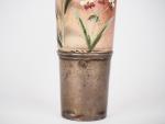 Flacon 1900 en verre émaillé à décor de fleurs polychromes...