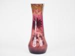 Vase Napoléon III en verre mauve à décor émaillé de...