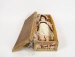Dans une boite de bébé Bru marcheur, une poupée SFBJ...