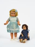Lot de deux poupées anciennes comprenant : 
une poupée en...