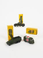 Lot de 3 véhicules Dinky Toys : 
- Ambulance militaire...